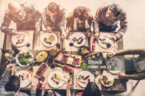 Grupo De Personas Con Comida Cena De Convivencia Foto de stock y más banco de imágenes de Adulto - Adulto, Alimento, Amistad