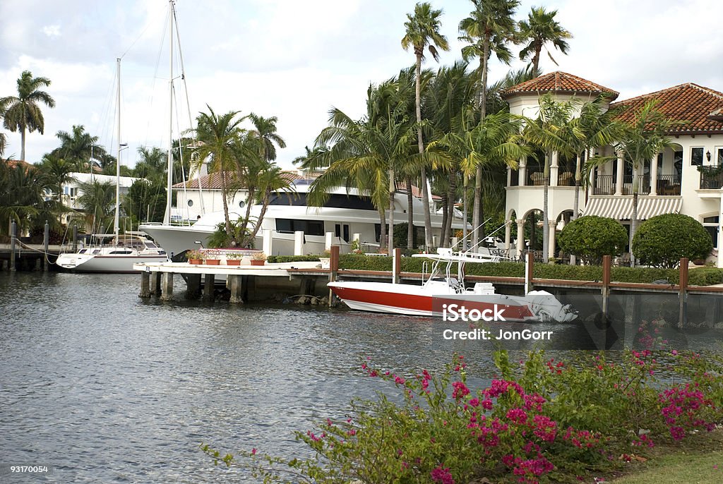 Pies cuadrados. Lauderdale hogar al canal Intracoastal Waterway - Foto de stock de Casa libre de derechos