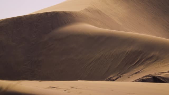 Sand blowing over the dunes, SlowMotion