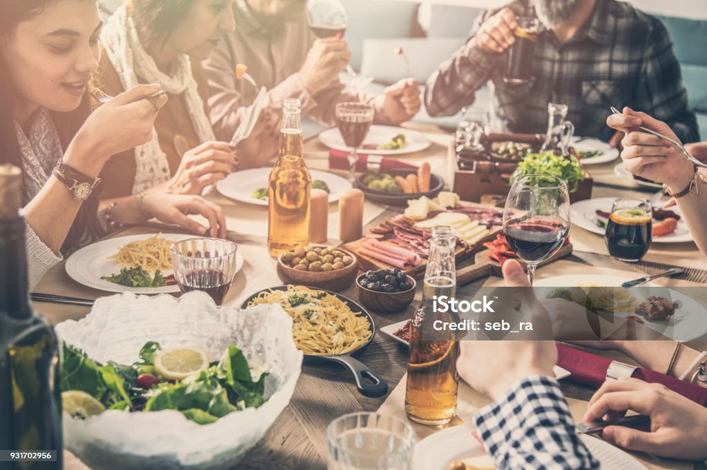 Grupo de personas con comida cena de convivencia - Foto de stock de Familia libre de derechos