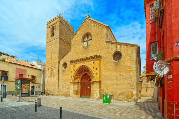 iglesia de san marcos (iglesia de san marcos) en piazza san marco (plaza de san marcos) en el centro de la ciudad de sevilla. - plaza de espana sevilla town square seville fotografías e imágenes de stock