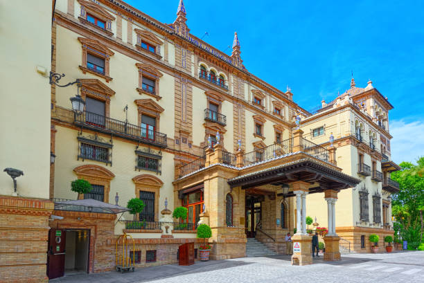 l'hotel alfonso xiii rimane un punto di riferimento culturale iconico a siviglia, in spagna. - seville spanish culture spain town square foto e immagini stock