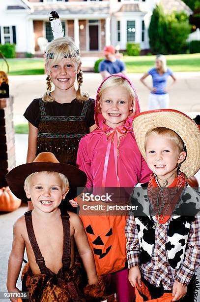 Photo libre de droit de Trick Or Treat banque d'images et plus d'images libres de droit de Cow-boy - Cow-boy, Halloween, Adolescent