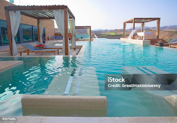 Foto de Piscina De Luxo Ao Ar Livre E Spa e mais fotos de stock de Azul - Azul, Azul Turquesa, Cadeira recostável