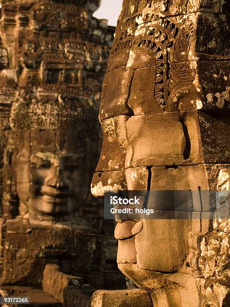 Photo libre de droit de Deux Faces Du Bayon banque d'images et plus d'images libres de droit de Angkor - Angkor, Angkor Wat, Antique