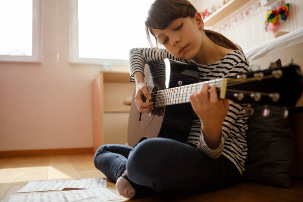 adolescente che pratica la chitarra - guitar child music learning foto e immagini stock