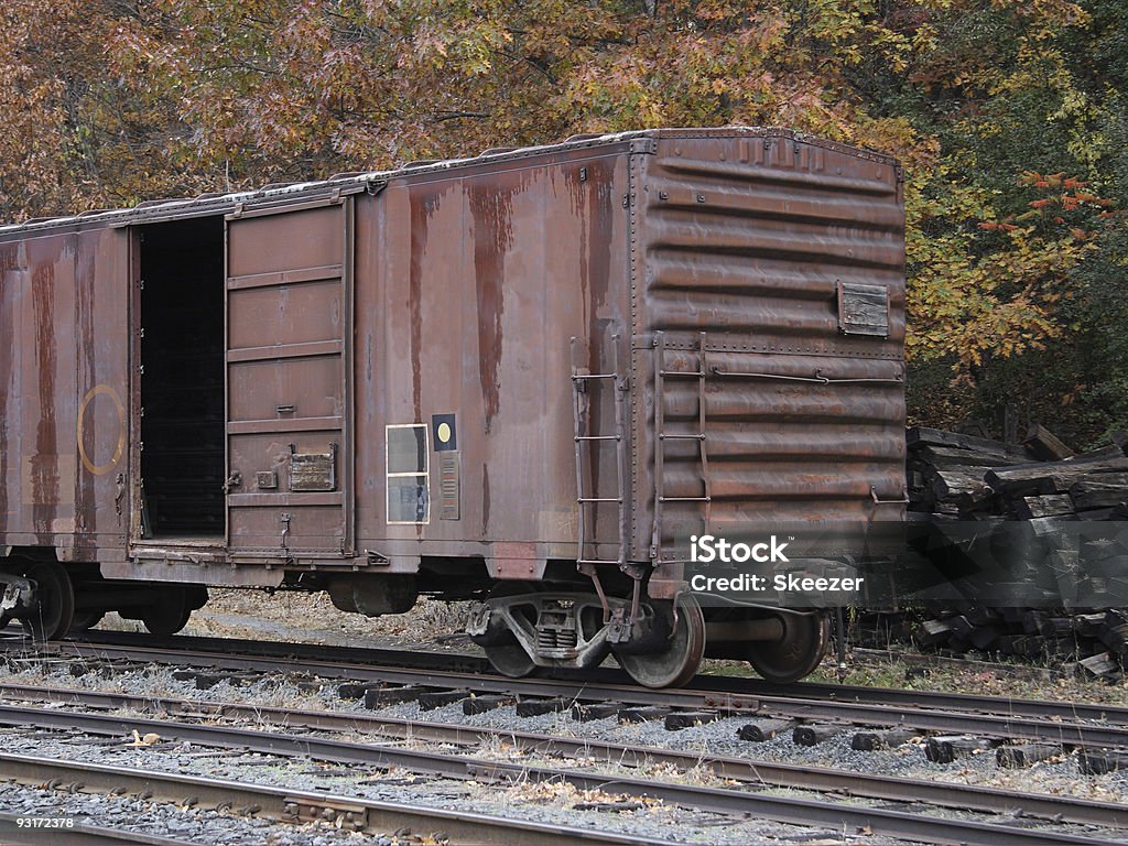 Rusty box car no outono. - Foto de stock de Trem de mercadoria royalty-free