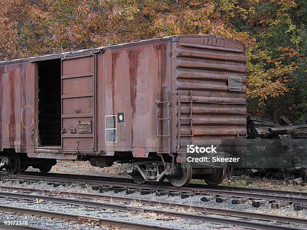 Foto de Rusty Box Car No Outono e mais fotos de stock de Trem de mercadoria - Trem de mercadoria, Aberto, Abandonado