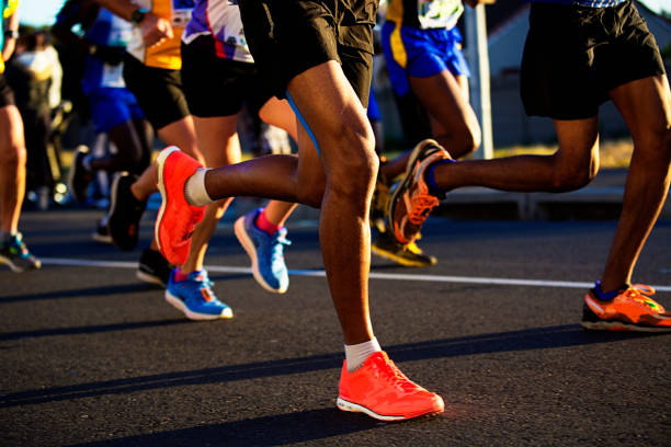 läufer-beine auf der straße - marathon stock-fotos und bilder