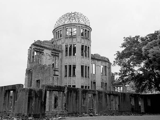 cúpula atómica - war globe symbols of peace weapon fotografías e imágenes de stock