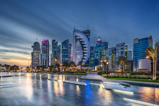 la bahía oeste de doha - cornisa fotografías e imágenes de stock