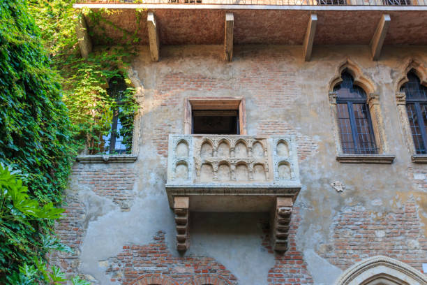 balkon am haus der julia in verona, italien - travel juliets balcony balcony europe stock-fotos und bilder