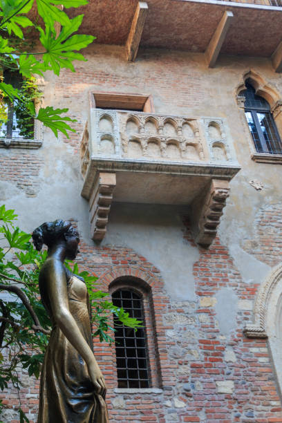 statua e balcone a casa di giulietta a verona - travel juliets balcony balcony europe foto e immagini stock