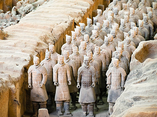 armée de soldats en terre cuite de l'empereur - terracotta soldiers xian terracotta tomb photos et images de collection