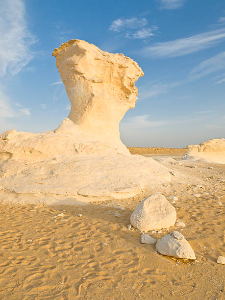 desierto blanco, egipto - white desert fotografías e imágenes de stock