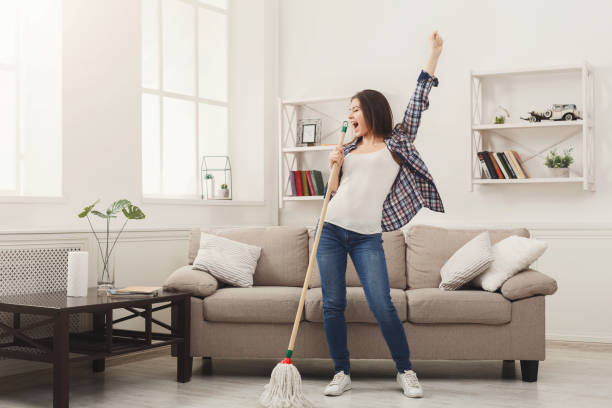glückliche frau reinigung hause mit mopp und spaß - cleaning house cleaner home interior stock-fotos und bilder