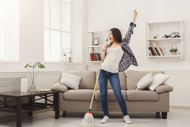 mujer feliz inicio de limpieza con fregona y divertirse - one floor fotografías e imágenes de stock