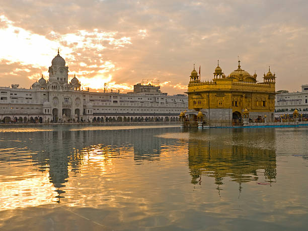 золотой храм, амритсар, индия - golden temple стоковые фото и изображения