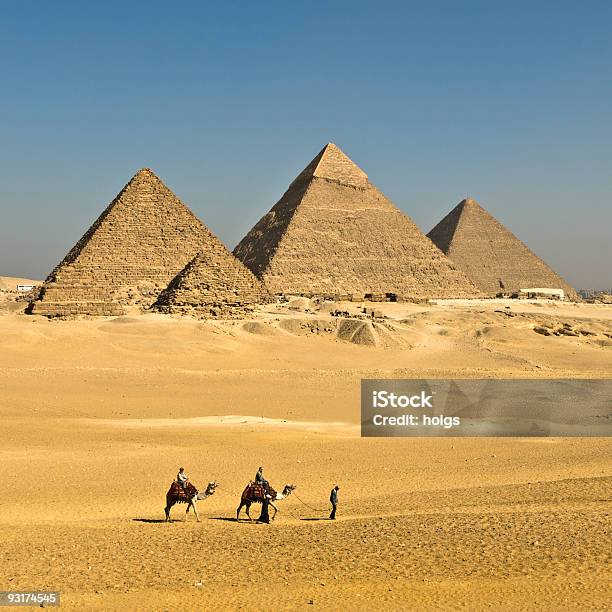 Foto de Pirâmides De Gizé e mais fotos de stock de Arcaico - Arcaico, Cairo, Camelo - Camelídeos