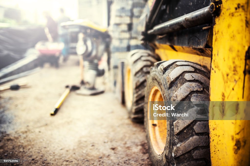 Bobcat jaune sur un chantier de construction - Photo de Chantier de construction libre de droits