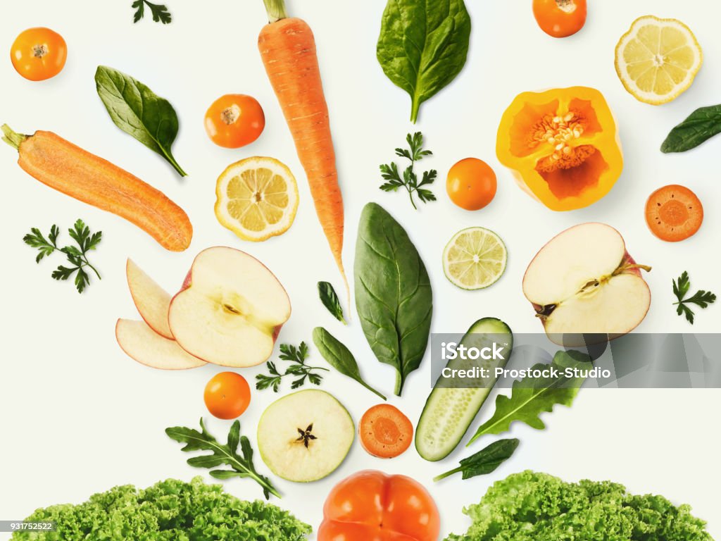 Collage de varias frutas y verduras sobre fondo blanco aislado - Foto de stock de Vegetal libre de derechos