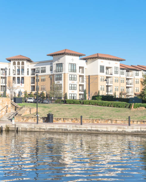 istock Lakeside apartment building complex with blue sky in America 931752908