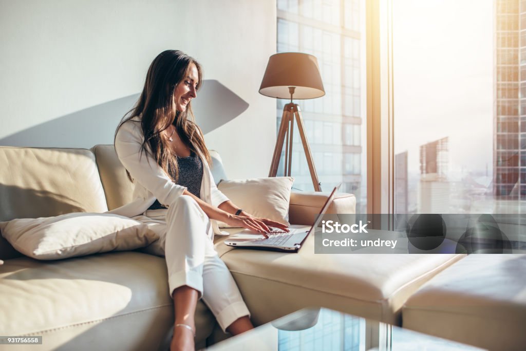 우아한 젊은 여성 비즈니스 여자 집에서 소파에 앉아 노트북을 사용 하 여 - 로열티 프리 호화로움 스톡 사진