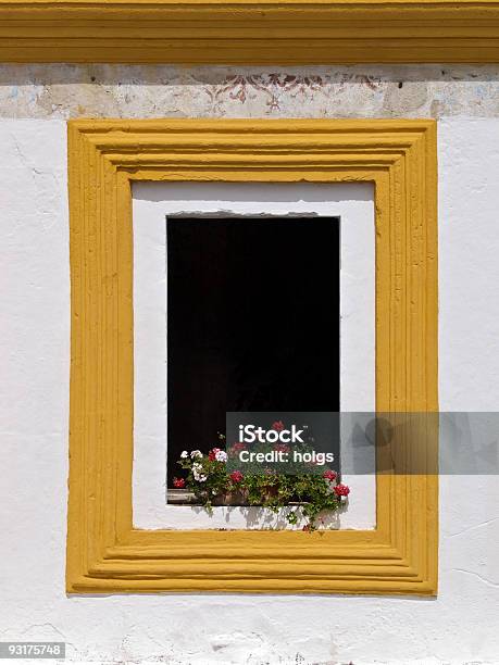 Marco De Ventana En Antigua Guatemala Foto de stock y más banco de imágenes de Jardinera de ventana - Jardinera de ventana, Viajes, Aire libre