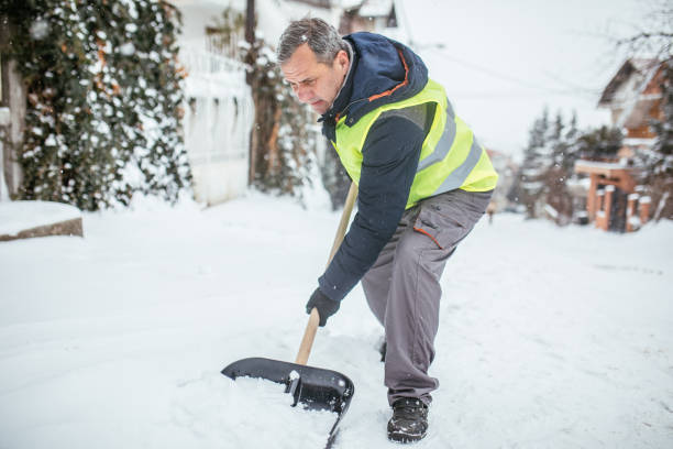 istock Man cleaning snow on the street 931757608