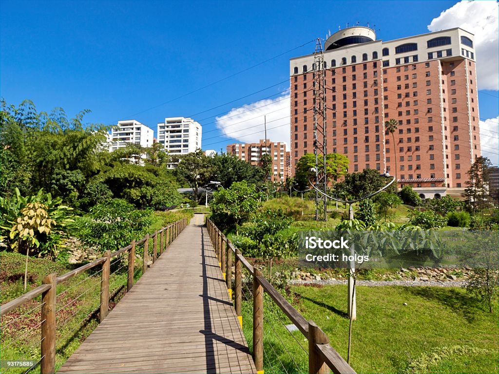 Park nel centro di El Poblado, Medellin, Colombia - Foto stock royalty-free di Medellín - Colombia