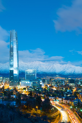 Skyline del distrito financiero en Providencia con Los Andes en la parte posterior photo