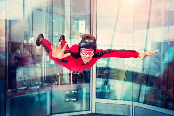 vuelo libre en el túnel de viento. - freefall fotografías e imágenes de stock