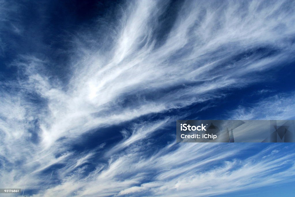 Fleecy nuvens - Foto de stock de Alto - Descrição Geral royalty-free