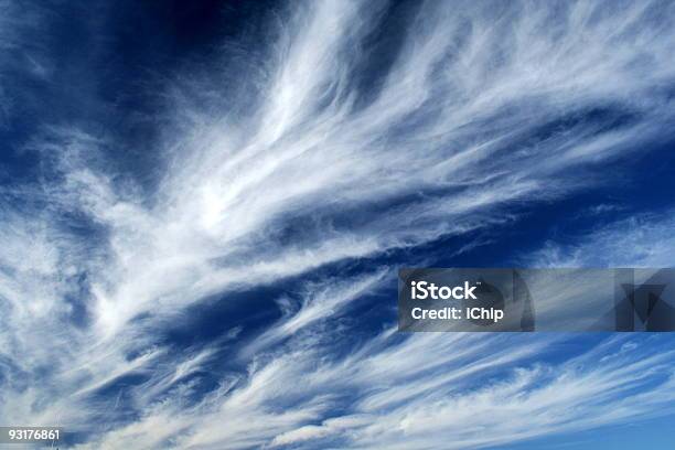 Foto de Fleecy Nuvens e mais fotos de stock de Alto - Descrição Geral - Alto - Descrição Geral, Azul, Azul escuro - Azul