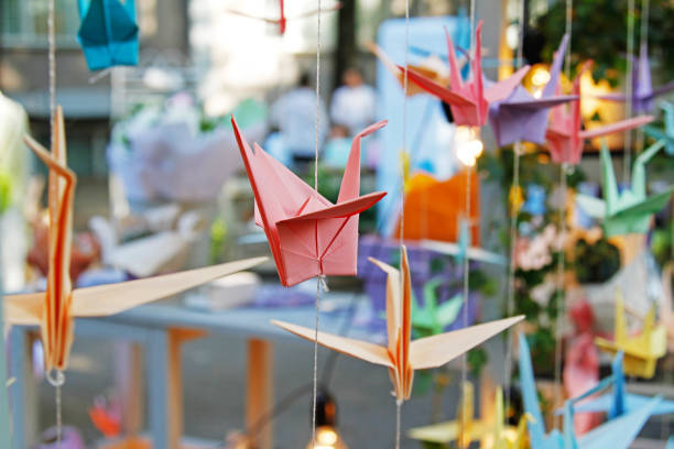 kolorowe żurawie papierowe wiszące na linie - japan isolated origami red zdjęcia i obrazy z banku zdjęć