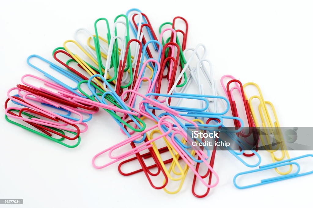 Kolorowe paperclips na białym tle - Zbiór zdjęć royalty-free (Akcesorium osobiste)