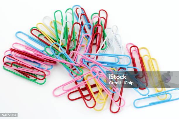 Kolorowe Paperclips Na Białym Tle - zdjęcia stockowe i więcej obrazów Akcesorium osobiste - Akcesorium osobiste, Bez ludzi, Biały