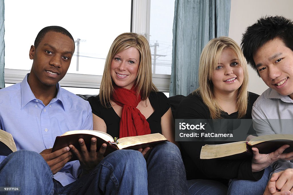 Juventud Biblia estudio - Foto de stock de 18-19 años libre de derechos