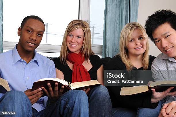 Juventud Biblia Estudio Foto de stock y más banco de imágenes de 18-19 años - 18-19 años, 20 a 29 años, 20-24 años