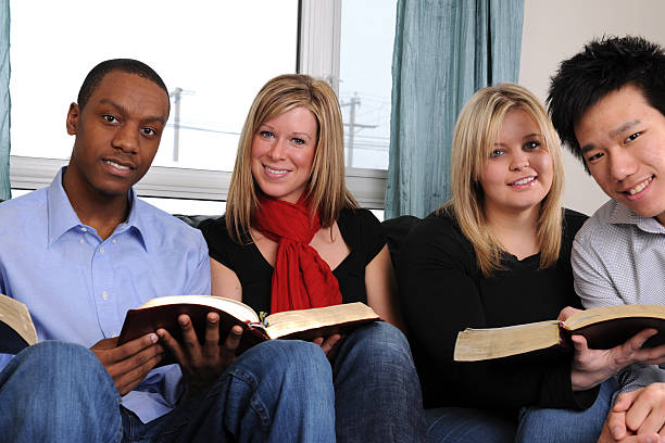 młodzieżowe biblia badania - bible youth organization teenager christianity zdjęcia i obrazy z banku zdjęć