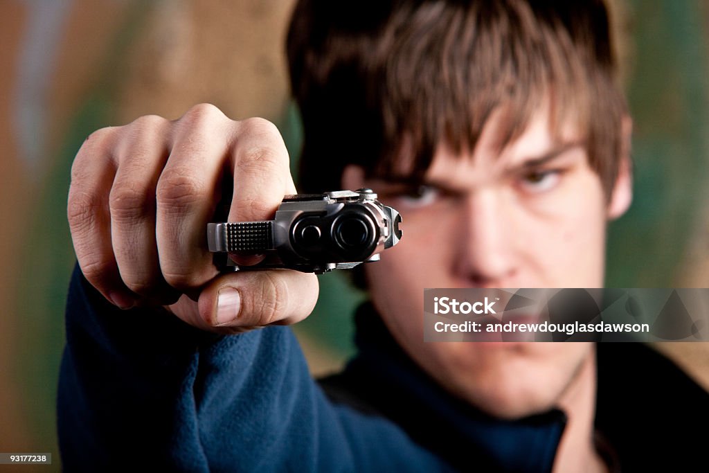 한 젊은 남자 조준 권총, 카메라 - 로열티 프리 무기 스톡 사진