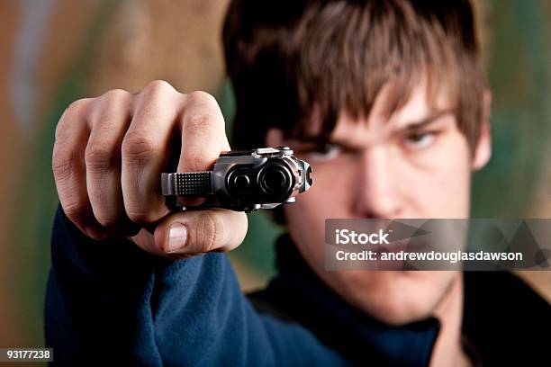 한 젊은 남자 조준 권총 카메라 무기에 대한 스톡 사진 및 기타 이미지 - 무기, 청소년기, 총