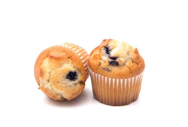 muffins de blueberry clásico aislados sobre fondo blanco - muffin blueberry muffin blueberry isolated fotografías e imágenes de stock