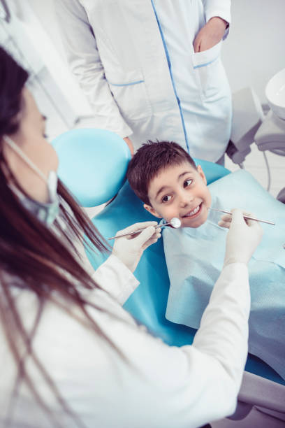 niedlichen kleinen jungen mit regelmäßiger zahncheck in klinik - human teeth little boys behavior expressing negativity stock-fotos und bilder