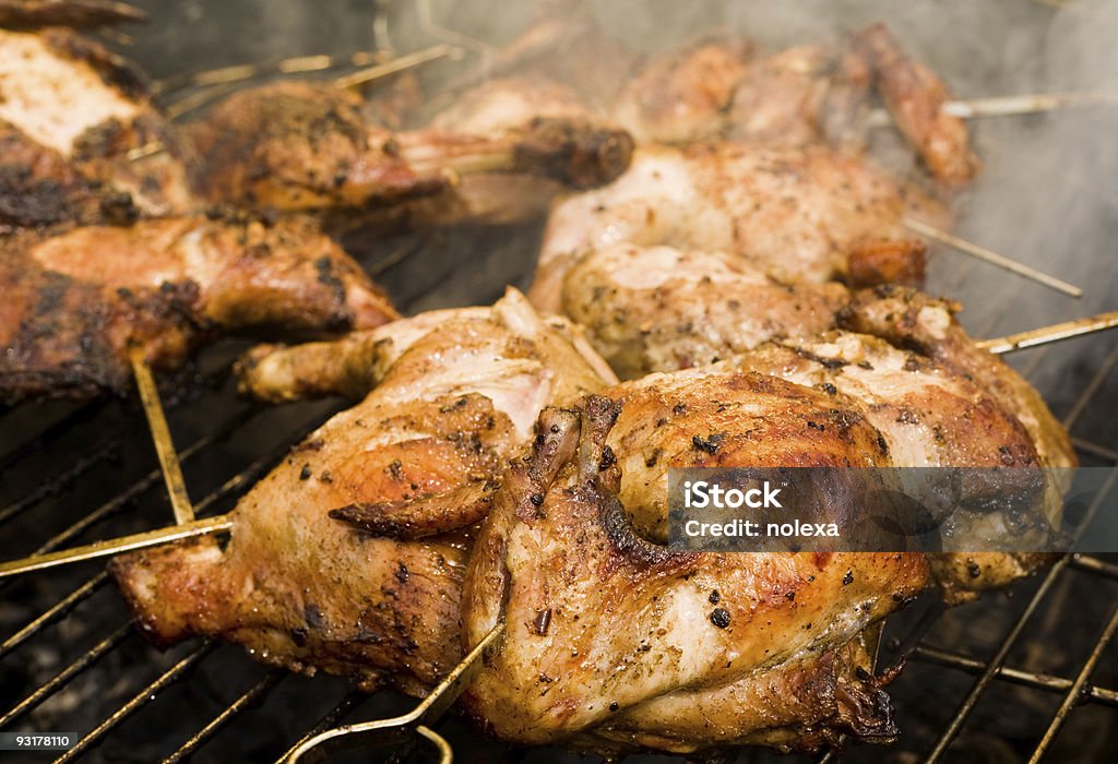 Parrilla pollos asados - Foto de stock de Aire libre libre de derechos
