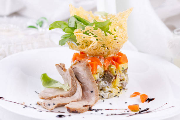 絶妙なサラダ ・ オリヴィエの元のプレゼンテーション。 - salade olivier ストックフォトと画像