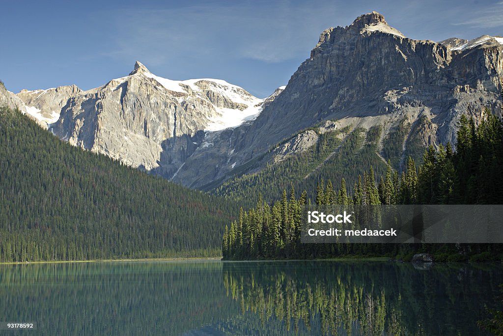 Lago esmeralda en parque nacional de Yoho montañas rocosas canadienses - Foto de stock de Agua libre de derechos