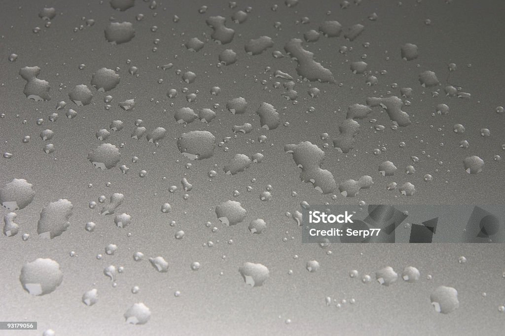 Gouttes de pluie sur la surface métallique - Photo de Blanc libre de droits