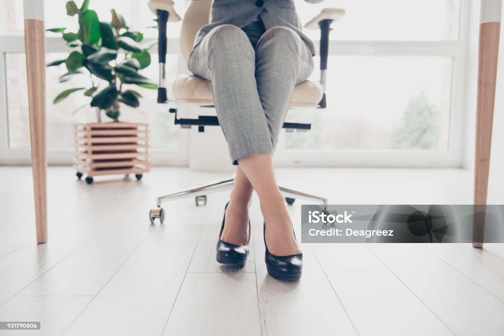 Nahaufnahme Foto von gesunden schönen eleganten Frauenbeine glänzende schwarze Schuhe mit hohen Absätzen tragen beschnitten, sitzt die Frau im Büro am Tisch auf moderne luxuriöse Sessel - Lizenzfrei Eine Frau allein Stock-Foto