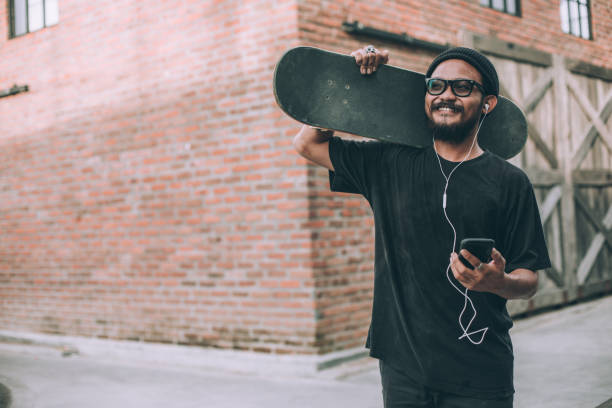 istock Skater listening music 931792942